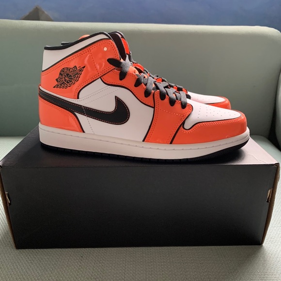 AJ1 Mid SE - “turf orange” men’s 9.5 - Picture 4 of 6